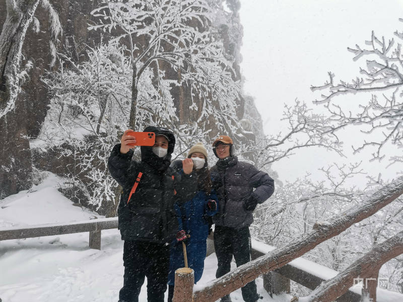 事宜|安徽黄山又又又降雪啦！惊羡游客、催热赏雪游