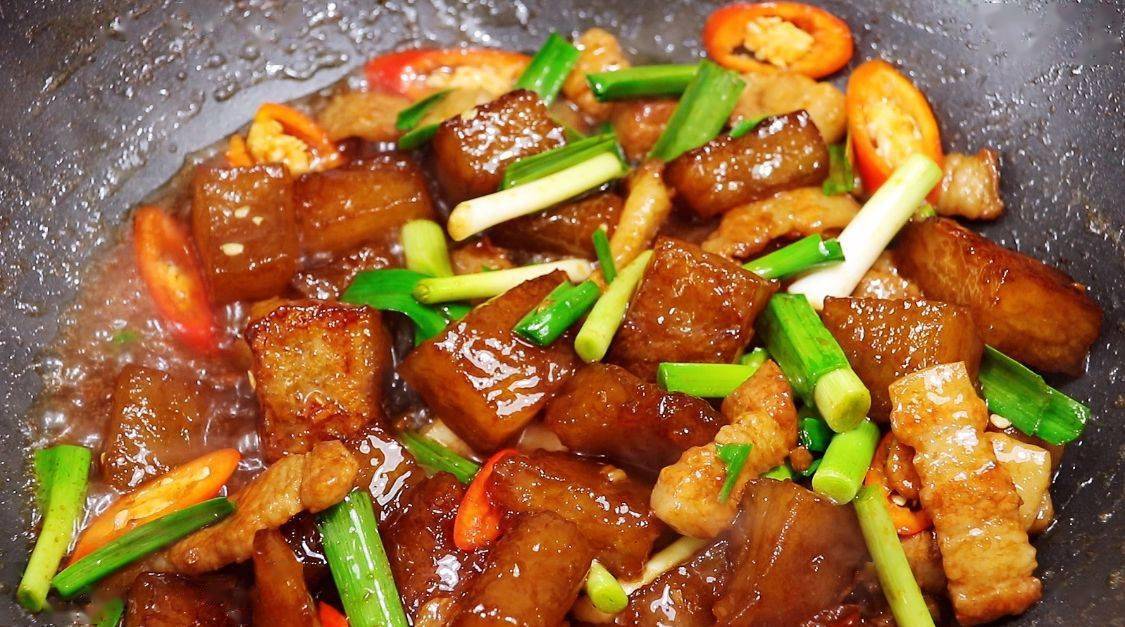 立春后,多给家人吃这道粉坨子烧肉,口感q弹,真香_五花肉_红薯_青蒜