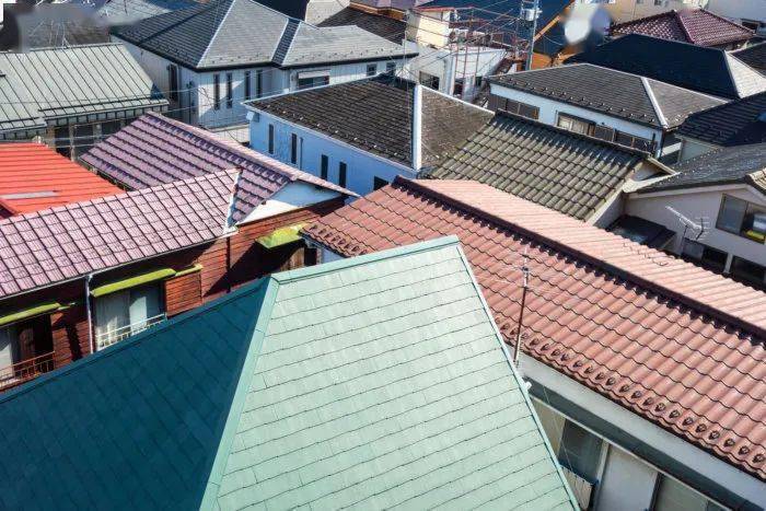 com日式房屋的屋顶是以砖瓦铺成,边缘及斜面皆朝外延长