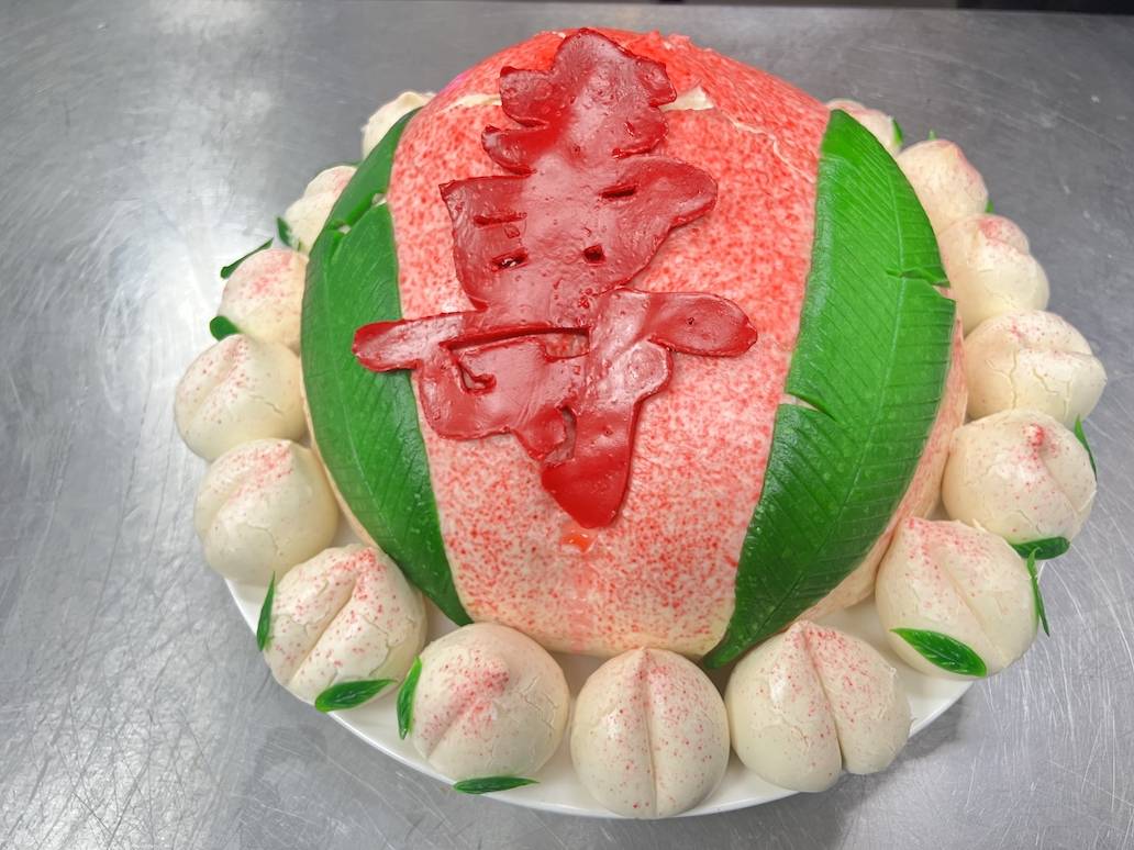 生日|寿桃、烤鸭……国际壶联技术代表在冰立方过了一个难忘的生日