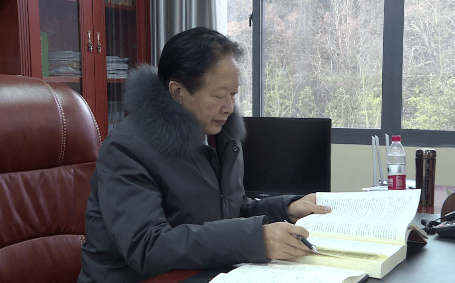 人大代表风采胡克州默默耕耘奉献推动教育高质量发展