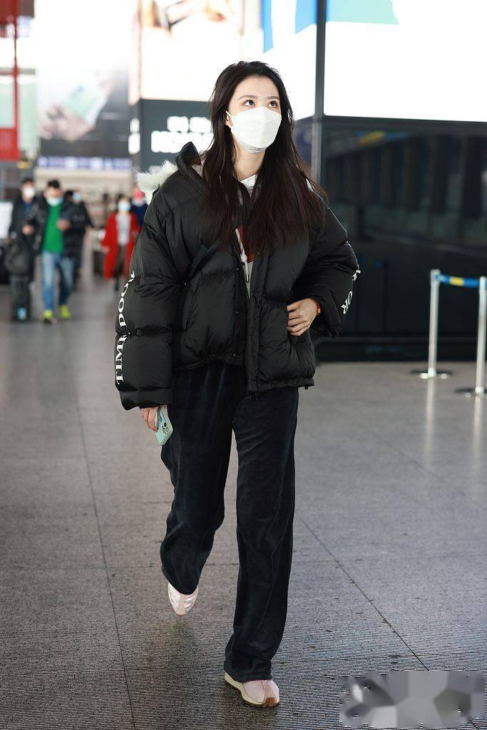 王楚然黑色字母印花羽绒服简约休闲 垂坠感阔腿裤轻盈修身_机场_小包