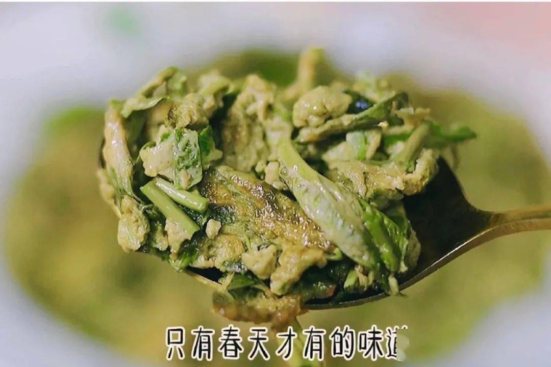 香椿葉在熱水中焯水製作香椿煎蛋時還是經典的香椿炒蛋宜春人最常用的