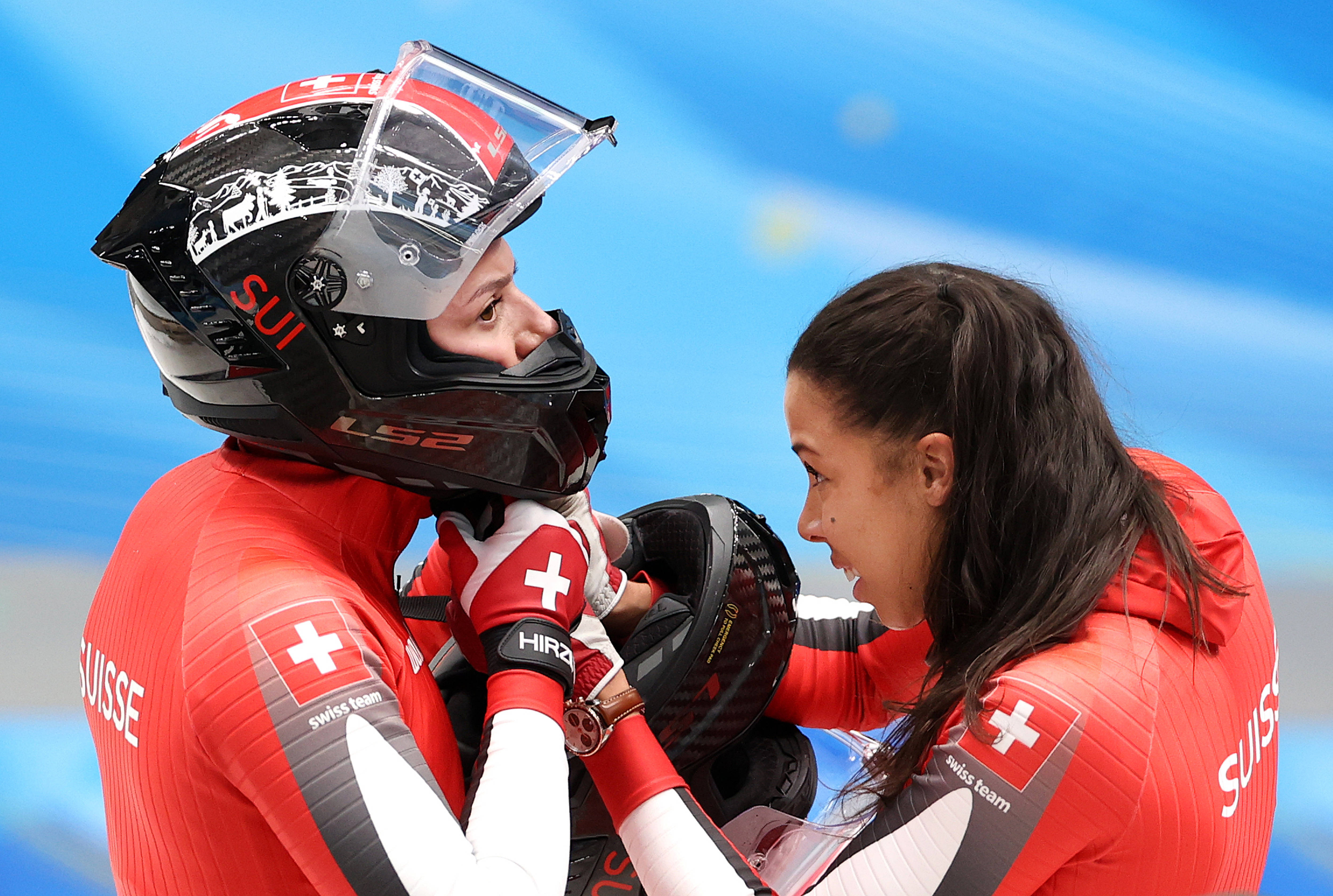 2月19日,奥地利选手卡特琳·拜尔和珍妮弗·奥纳桑亚在比赛中