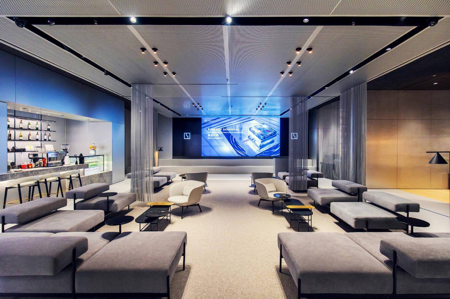 极氪中心全球旗舰店正式开业，极氪 001 累计交付量突破 10000 台