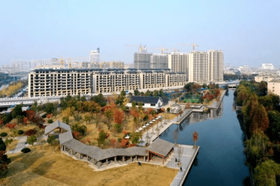 凤凰曦城体育公园位于周山河北侧,泰州大道至海陵路段,面积约10万平方