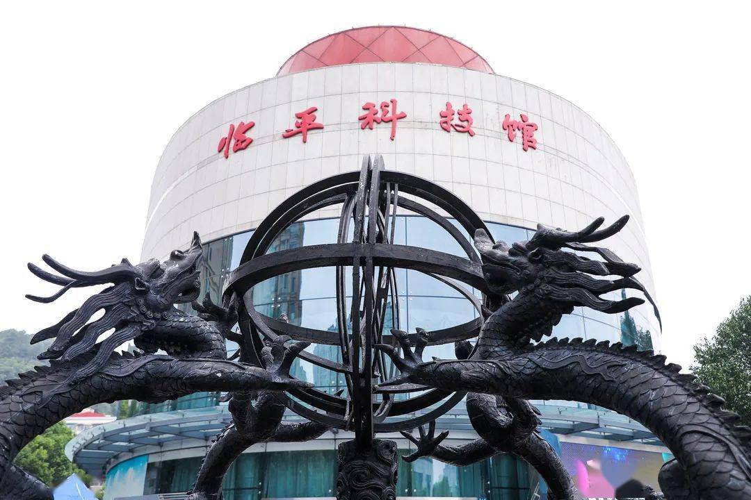 步入科技馆的一楼,就能看见宇宙飞船的影像,还有一些简单的航天科普和