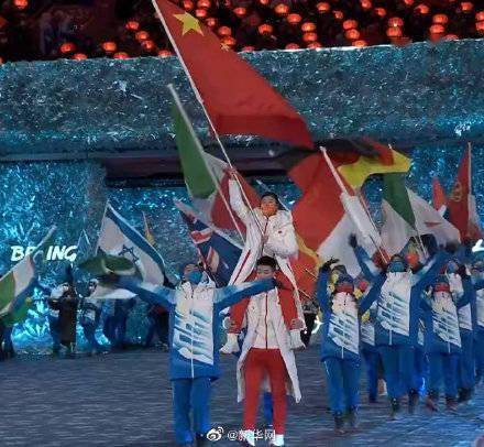 祝贺和|徐梦桃坐在高亭宇肩上举旗入场