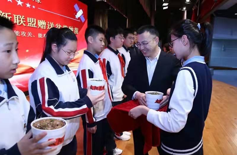 实验|开学首日，北京市东直门中学迎“太空种子”回校园