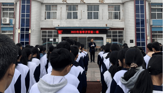 大湖中学开学第一课在开学第一课上,大湖中学通过思政课的形式,把扫黄