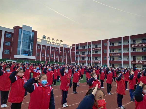 新学期新征程新希望华星小学举行新学期开学典礼暨第一次升国旗仪式
