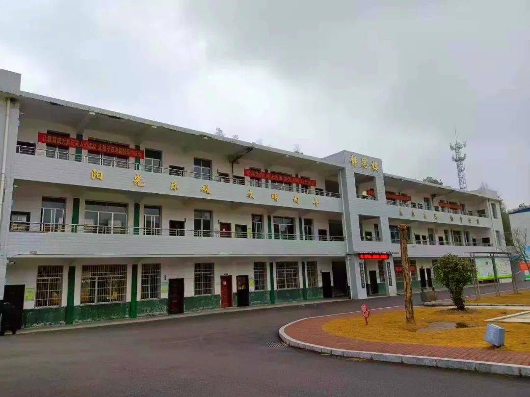 静谧的校园里只听得见淅淅沥沥的雨声和琅琅的读书声横市镇芙蓉学校天