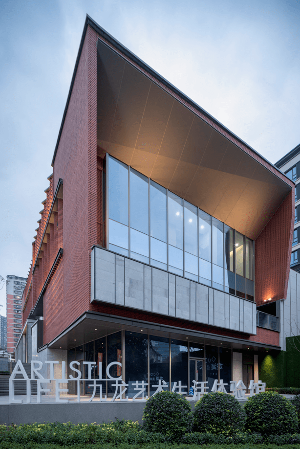 一个街区性的城市文化艺术空间,以具有川美记忆的红砖作为设计元素,借
