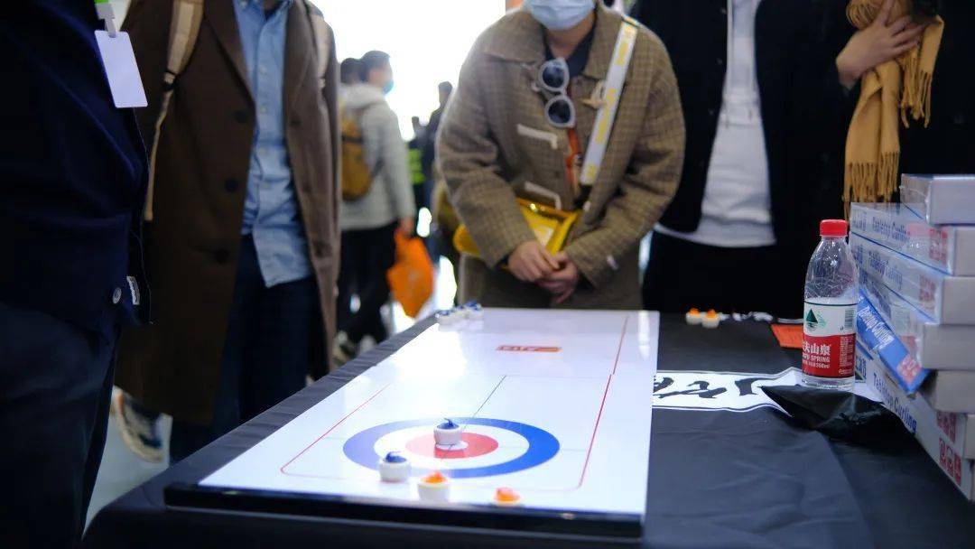 桌上冰壶带你在家体验这项冰上贵族运动