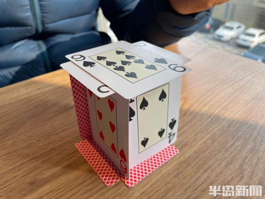 百味人生纸牌屋建筑师12000张扑克搭出冬奥冰雪城堡20个小时建好大