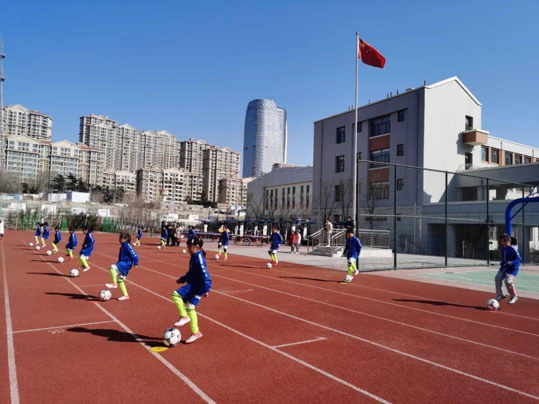 开学纪实青岛东川路小学丨享冬奥文化之韵感女足精神之魂