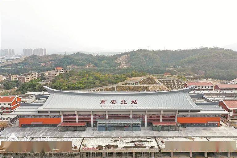 站房主体结构和屋面板安装已经完成兴泉铁路南安段在南安市境内共经过