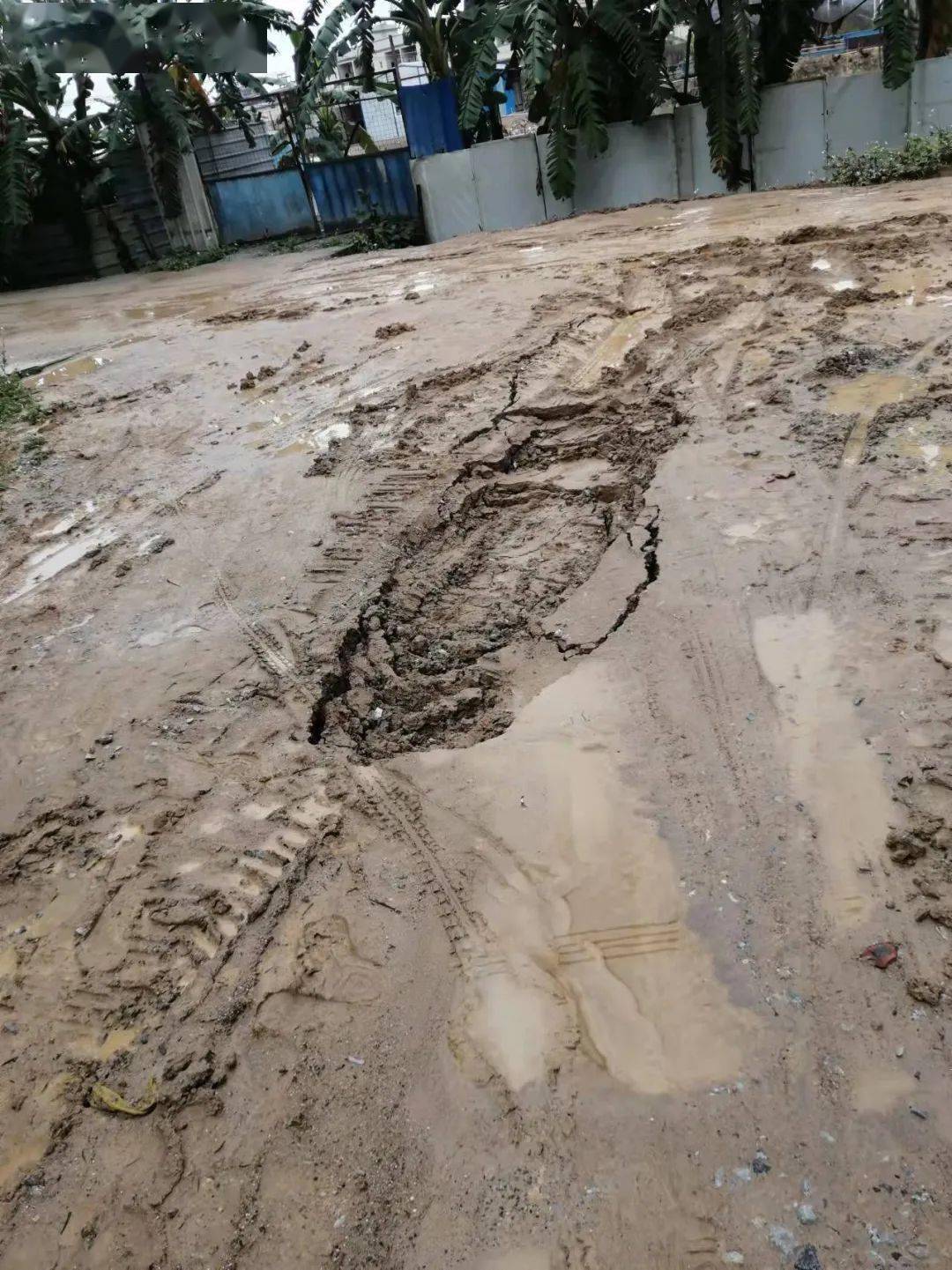 下雨天无法动弹,非常尴尬无奈令路过的很多车辆都中招,车轮陷入泥泞中