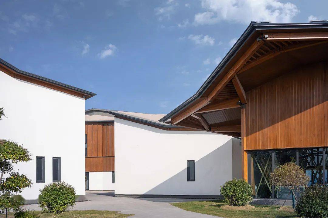 乡野中的木结构花朵阳信万亩梨园游客服务中心