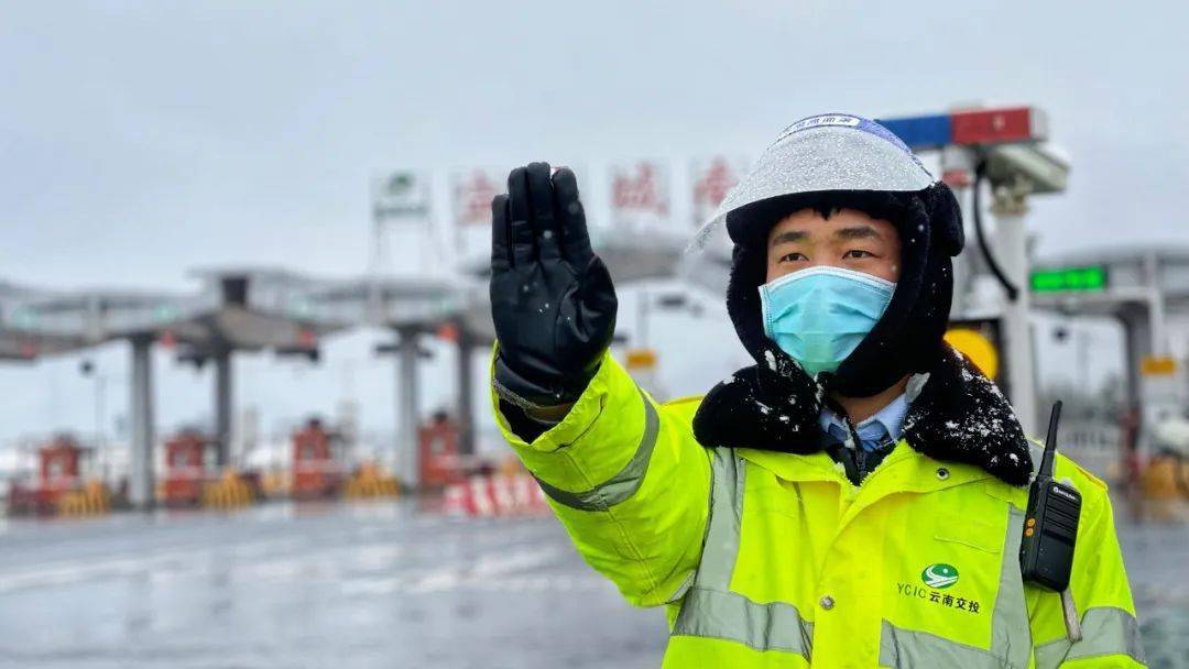 队伍冒雪前行昼夜鏖战实时播报天气预警,路况信息利用云南高速通app