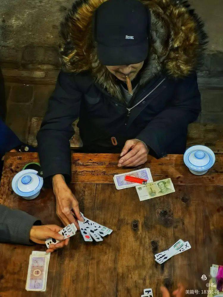 老茶馆里的打牌人
