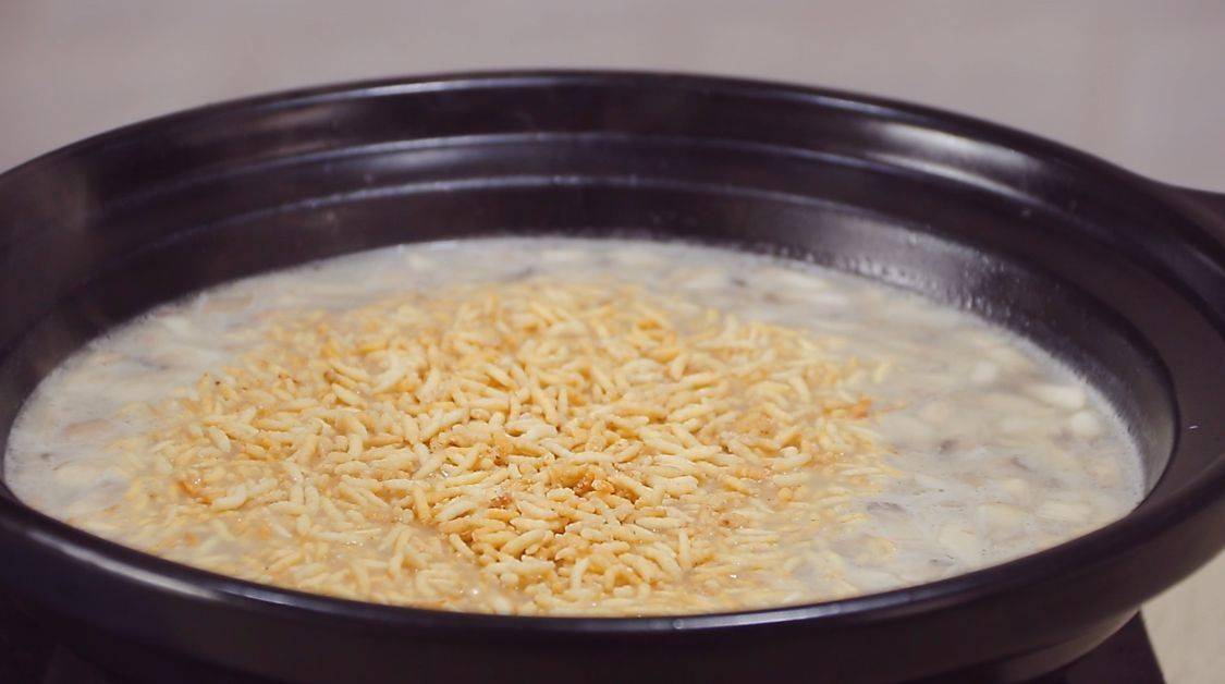 的虾仁和芹菜末,煮到虾仁变红,芹菜断生即可,这道砂锅炒米粥就做好了