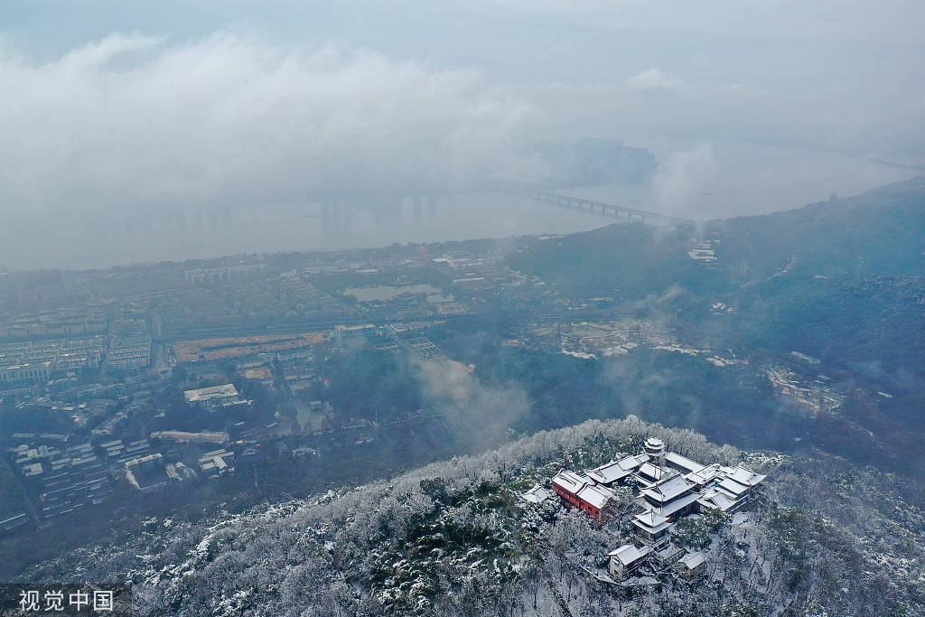 杭州|杭州迎降雪 雪后西湖群山云雾缭绕