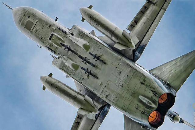 铁幕上空的红色剑客苏24战斗轰炸机