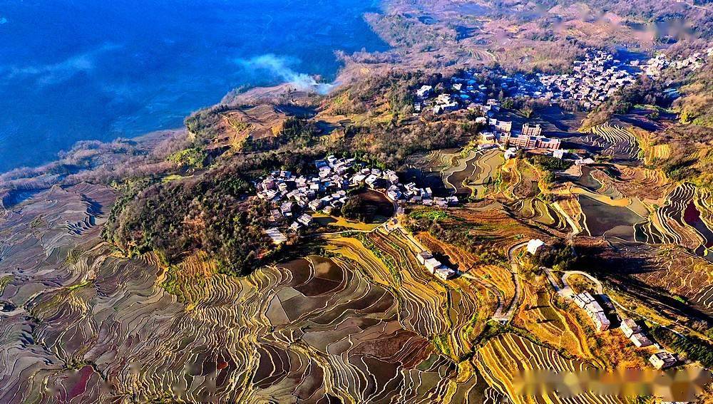 航拍:元阳大瓦遮梯田晚霞——世界上最美的金色梯田曲线