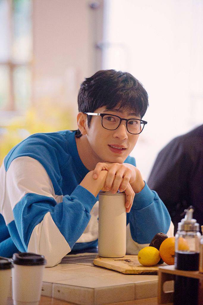 井柏然《朋友请听好2》录制花絮释出 怀抱小猫可爱满分治愈满分_毛衣