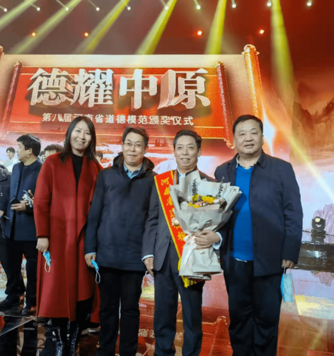 新乡校长张锦文荣获第八届省道德模范