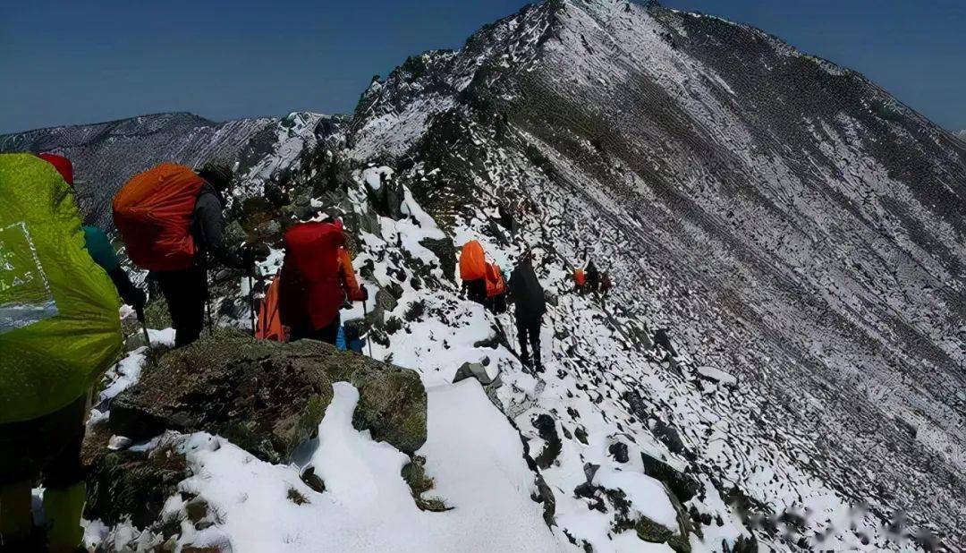 鳌山和太白山简称为鳌太线,两山之间的徒步穿越路线,是秦岭山脉最高的