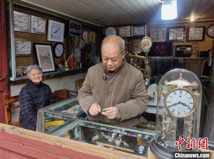 浙江修表匠54年钟表人生:手艺人更是"守艺人"_林东方_手表_灵芝