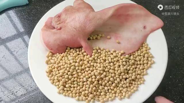 做猪耳朵客家人最有一套加1把黄豆香脆好吃客人吃一次爱上