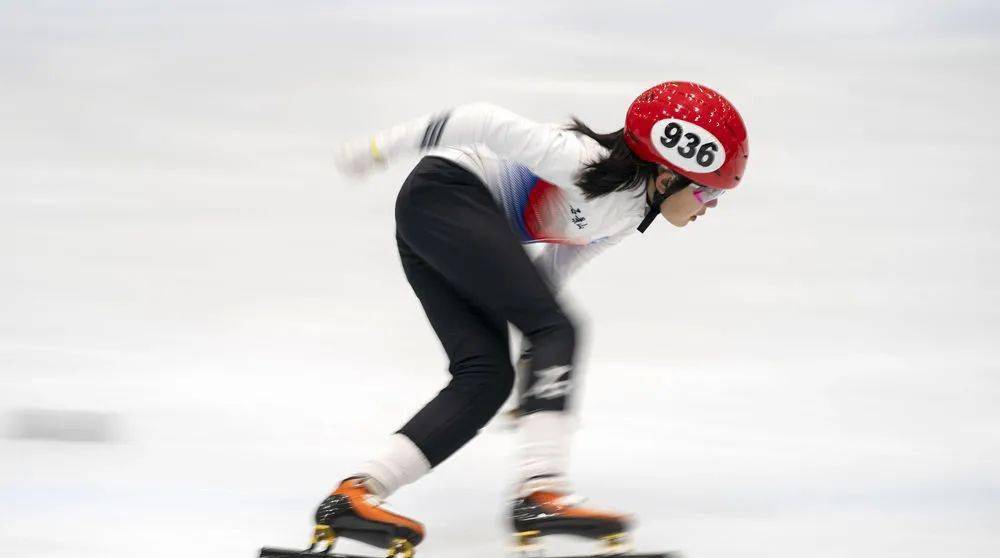 区世纪星国际冰雪体育中心,参加集训的小队员王语晴进行短道速滑训练