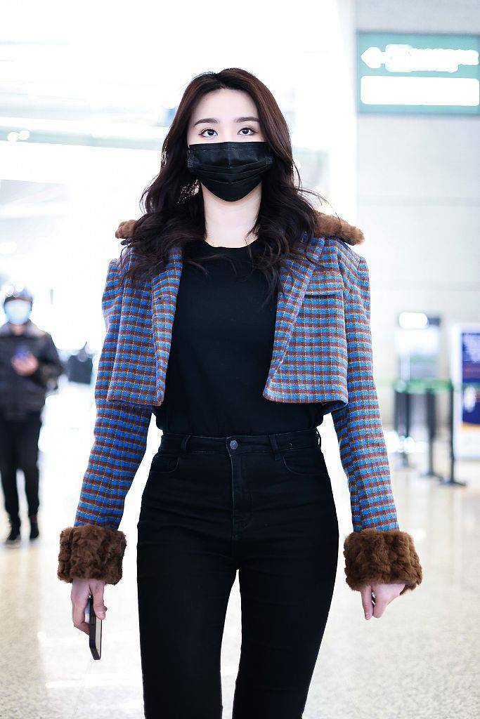 金子涵穿深蓝色格纹短西服外套黑色小脚裤又美又飒_毛领_机场_西装