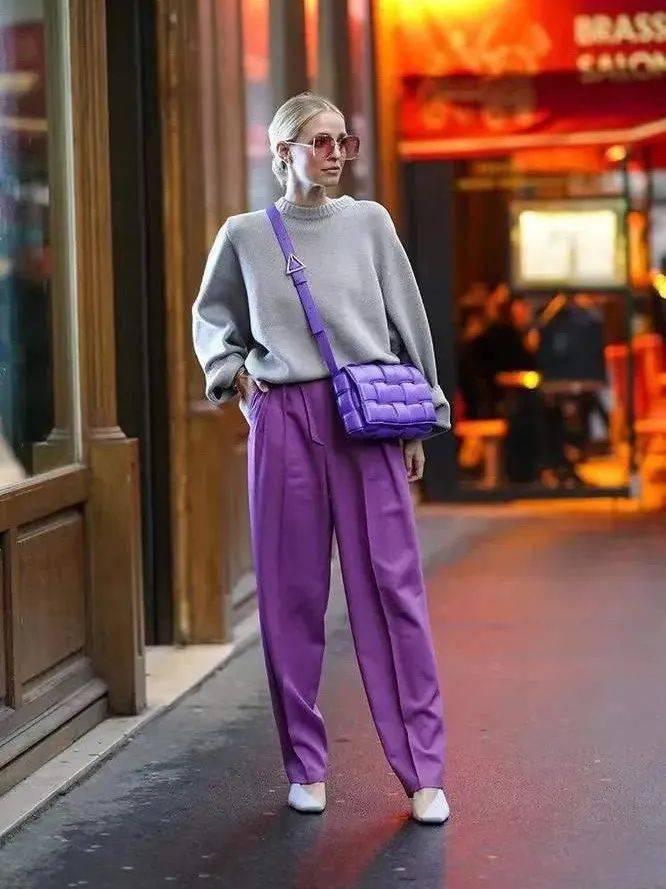 通勤装也可以用紫色衬衫搭配灰色西装裤,不需要更多的颜色完成搭配