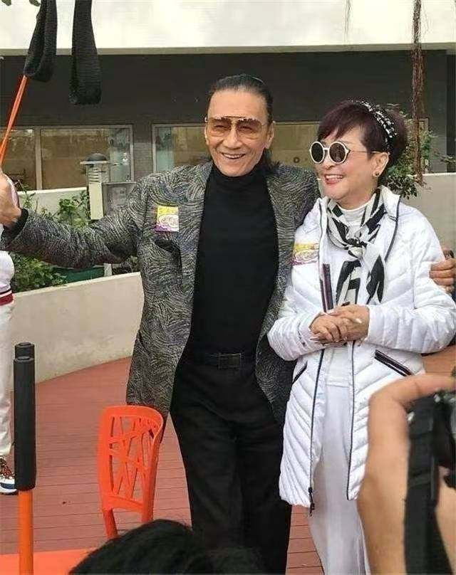 聚餐,当众搂抱亲吻不避嫌,现任老公在场也不吃醋_狄波拉_江耀城_网友