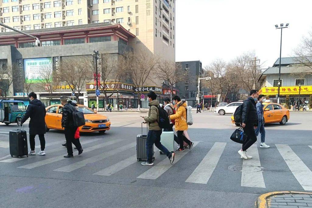 新城区:交通文明春风拂面_车让人_志愿_行人