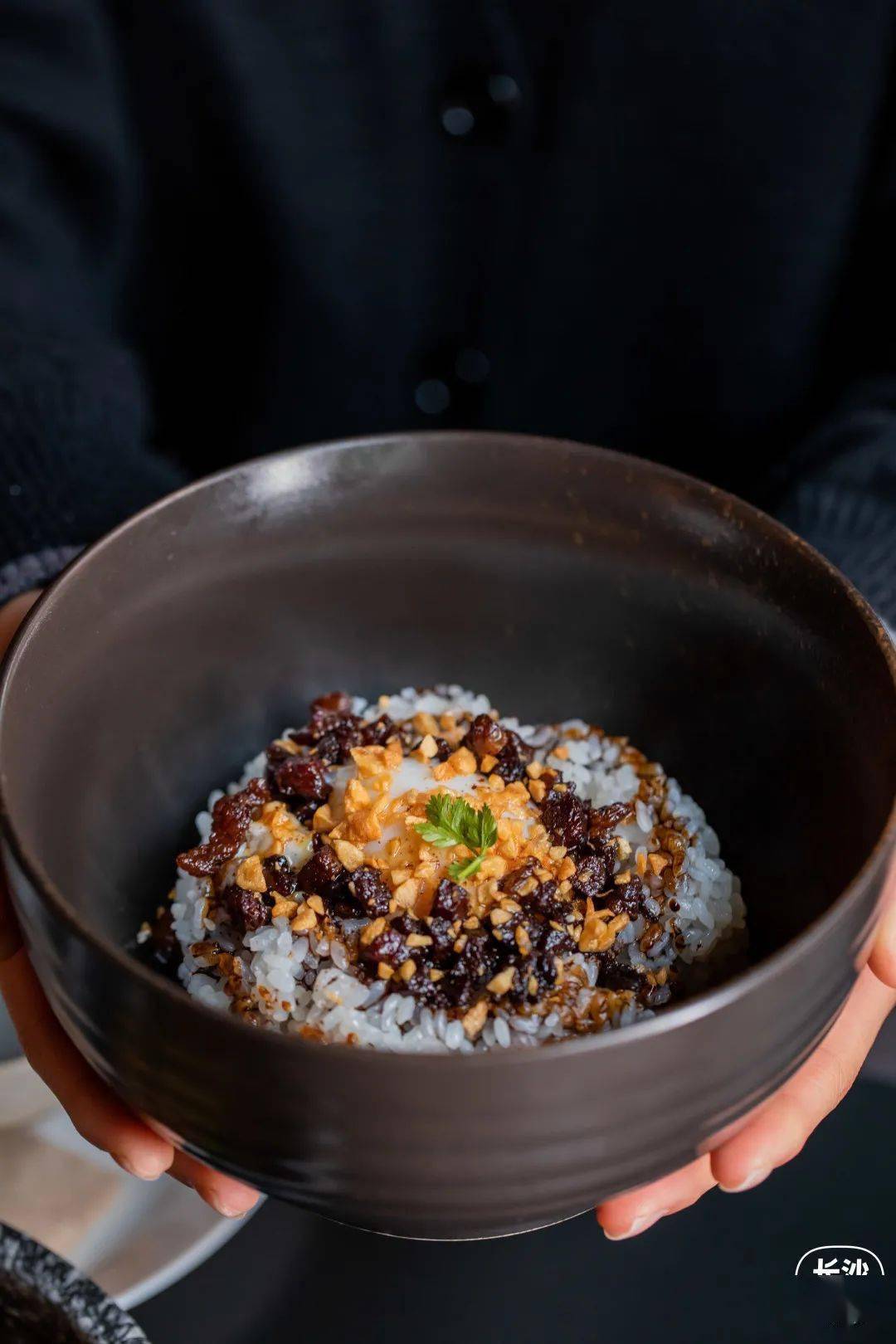 lard rice/滑嫩的温泉蛋这碗米饭更香了将酱汁温泉蛋与米饭均匀搅拌