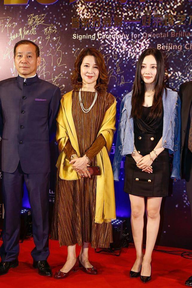李小璐妈妈真是天生美人穿长裙配金色披肩气质比女儿还抢镜
