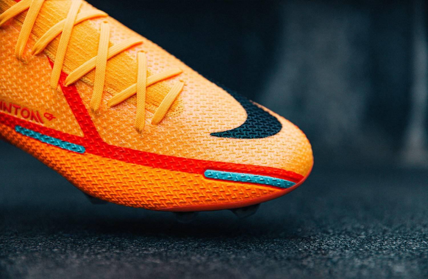 新配色nike phantom gt ii足球鞋采用了充满活力的"激光橙/荷兰橙/亮