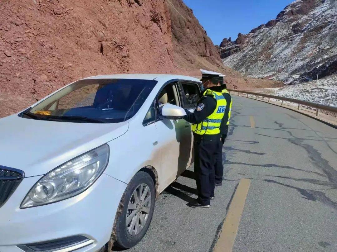 丁青县公安局交警大队深入辖区开展路检路查工作