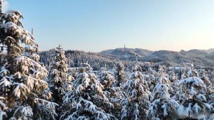 四川|超浪漫！四川苗乡粉色朝霞和春雪绝配