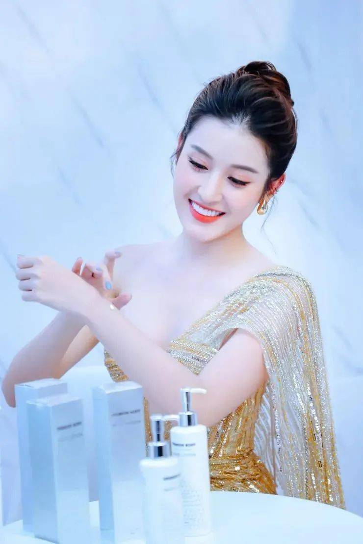 越南第一美女高贵优雅的美柳岩的身材关晓彤的腿