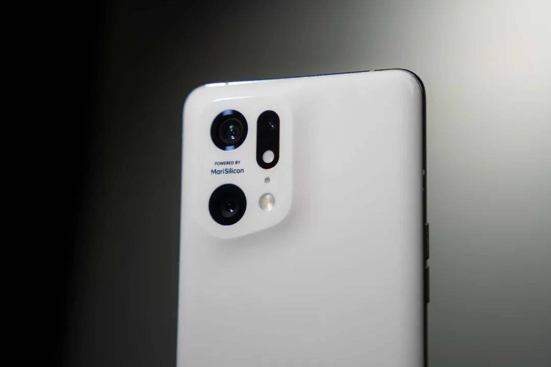 绿厂刚刚发布的这款新机，居然也找了哈苏。。。