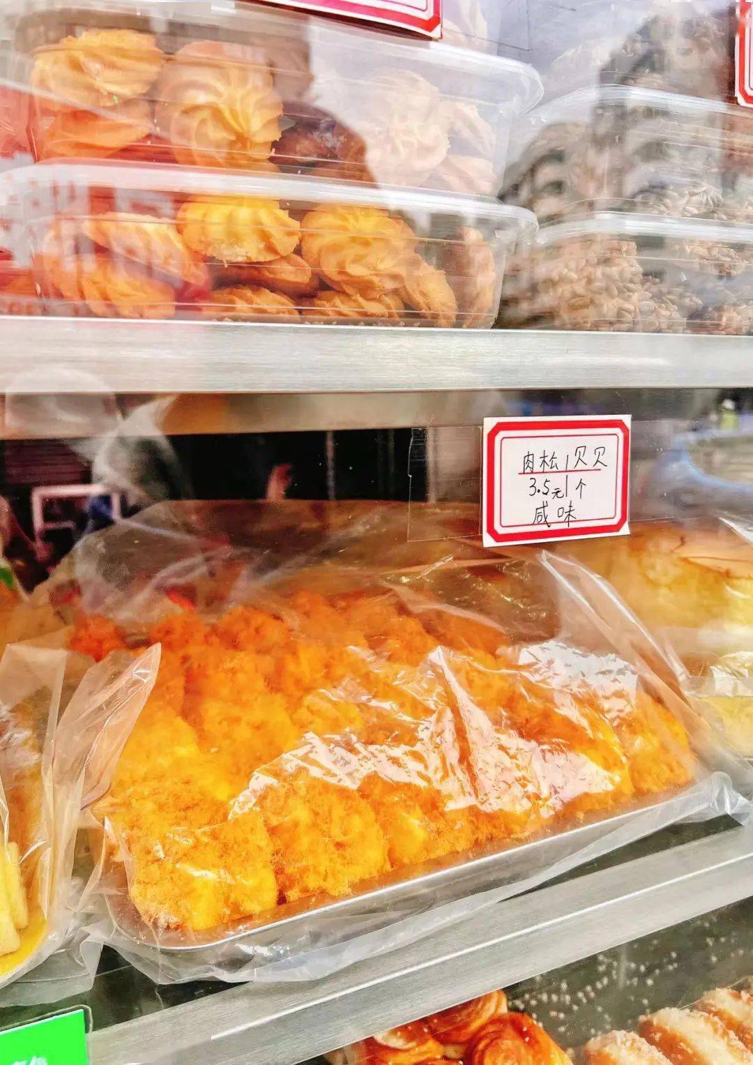 给我买一袋子的小面包~小时候,放学去小卖部买辣条,会被父母骂;去超市