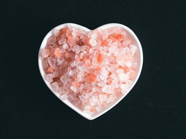 氯化钠|家庭用盐怎么选？无碘盐、低钠盐、玫瑰盐、加钙盐……很多人没选对！