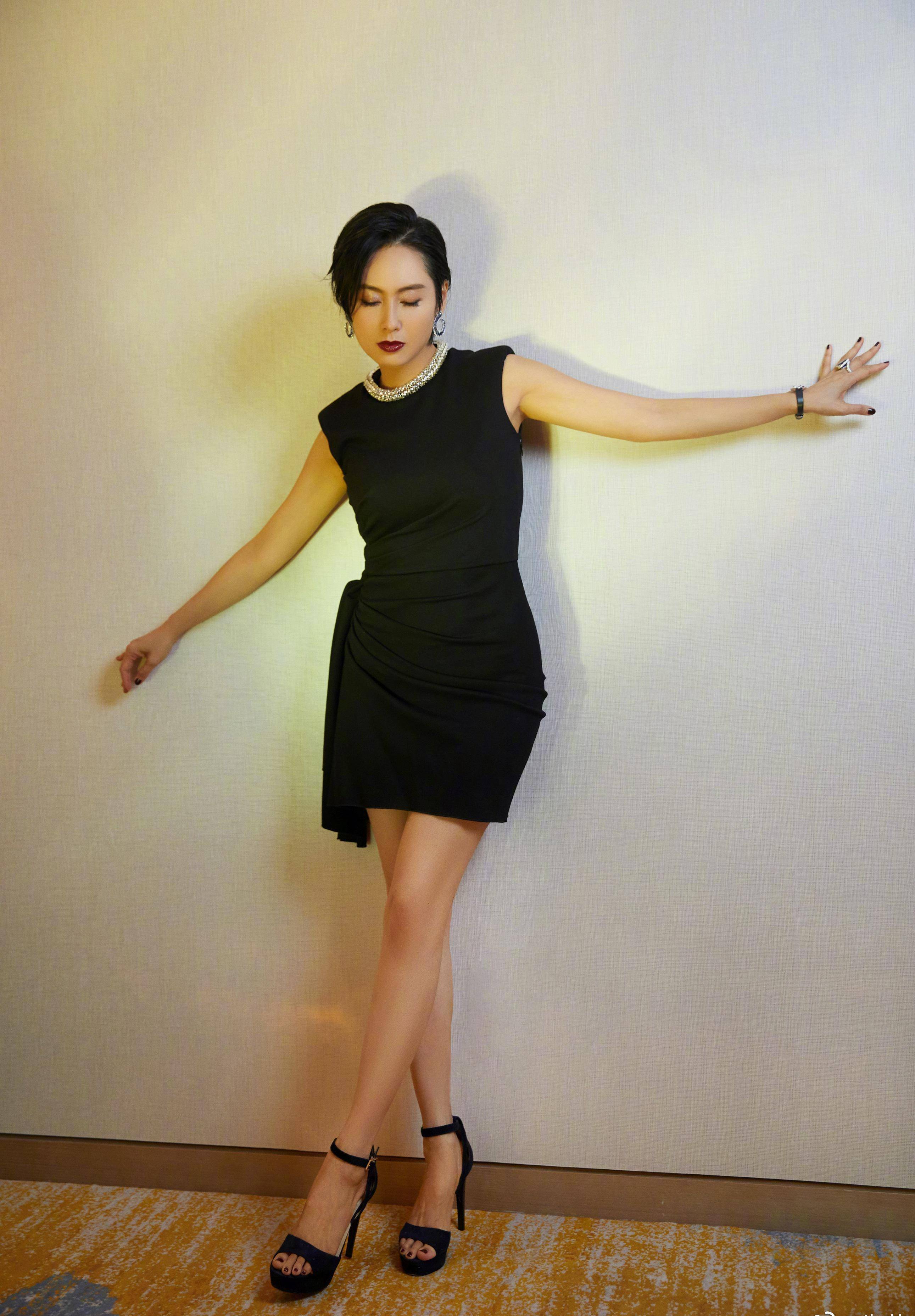 原创朱茵婚后更有韵味穿小黑裙配超短发气质出众48岁依旧风情万种