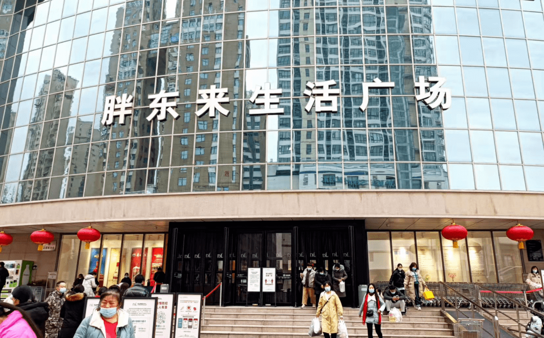 这个转变发生在2002年,胖东来生活广场开业,胖东来从糖烟酒超市转变为